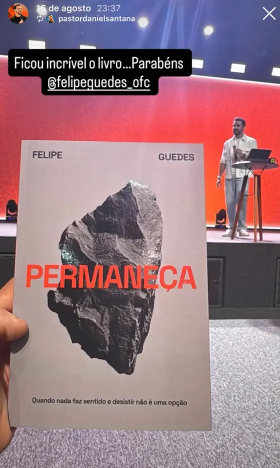 Story de pastor elogiando o livro Permaneça durante evento