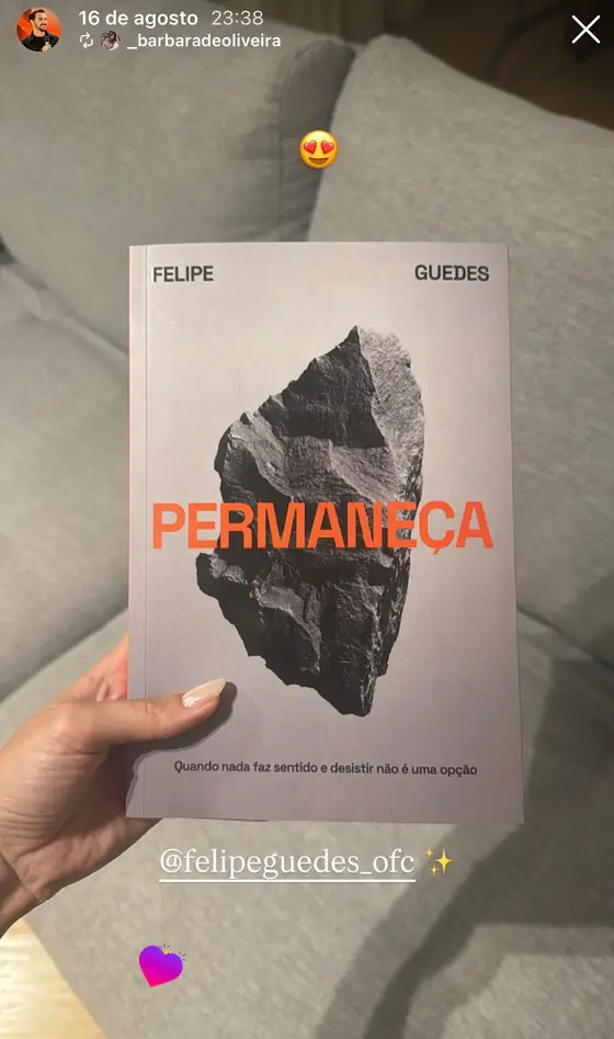 Story de leitora com o exemplar de Permaneça em mãos