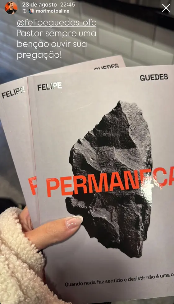 Story de leitora com dois exemplares de Permaneça após pregação