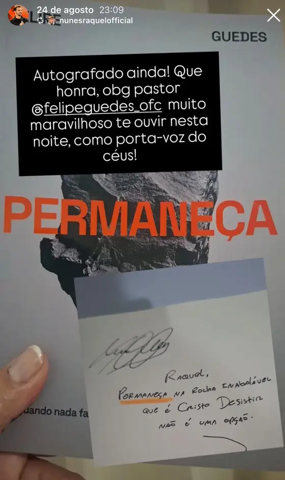 Story de leitora com o exemplar autografado de Permaneça
